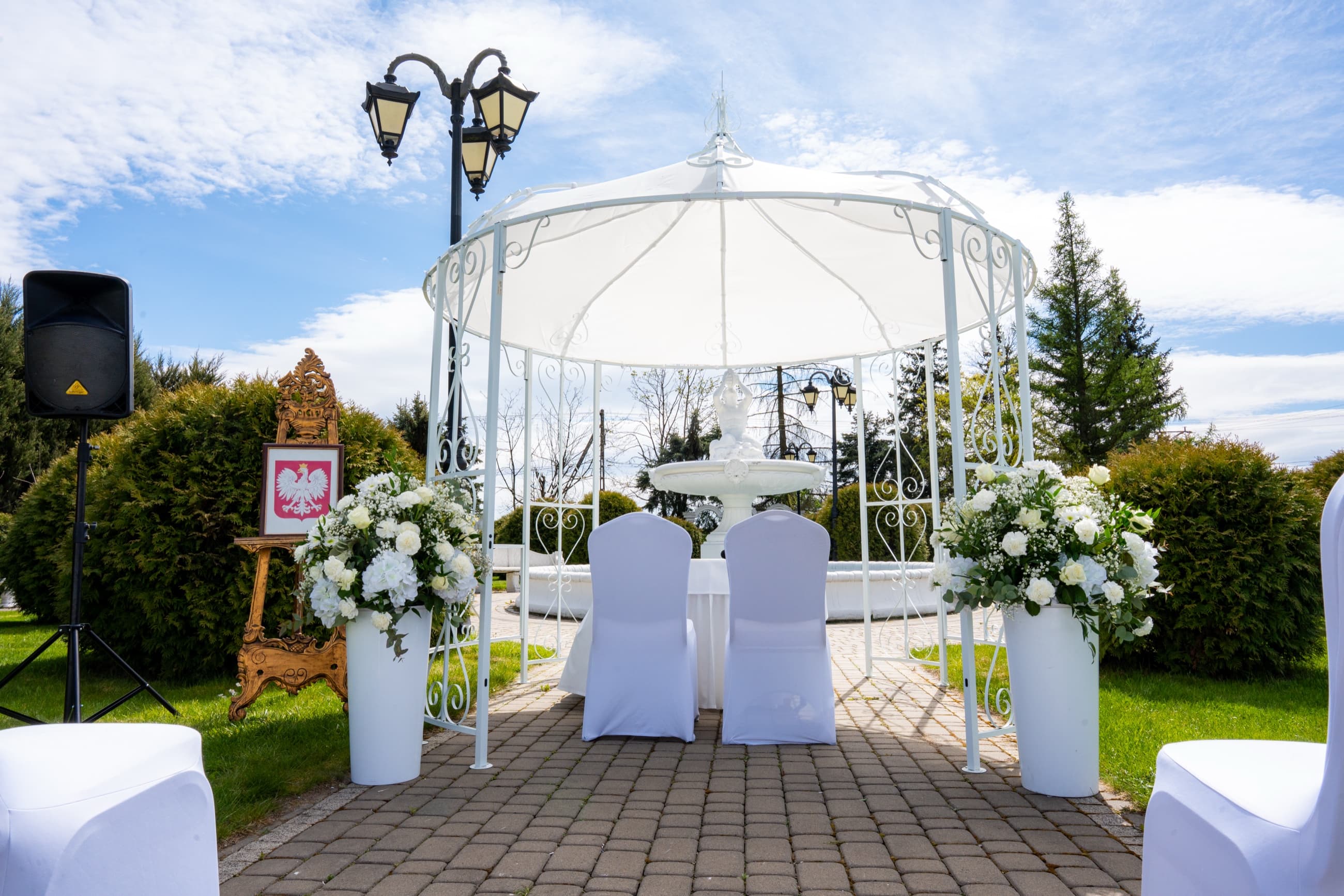 Biała altana przygotowana do ceremonii