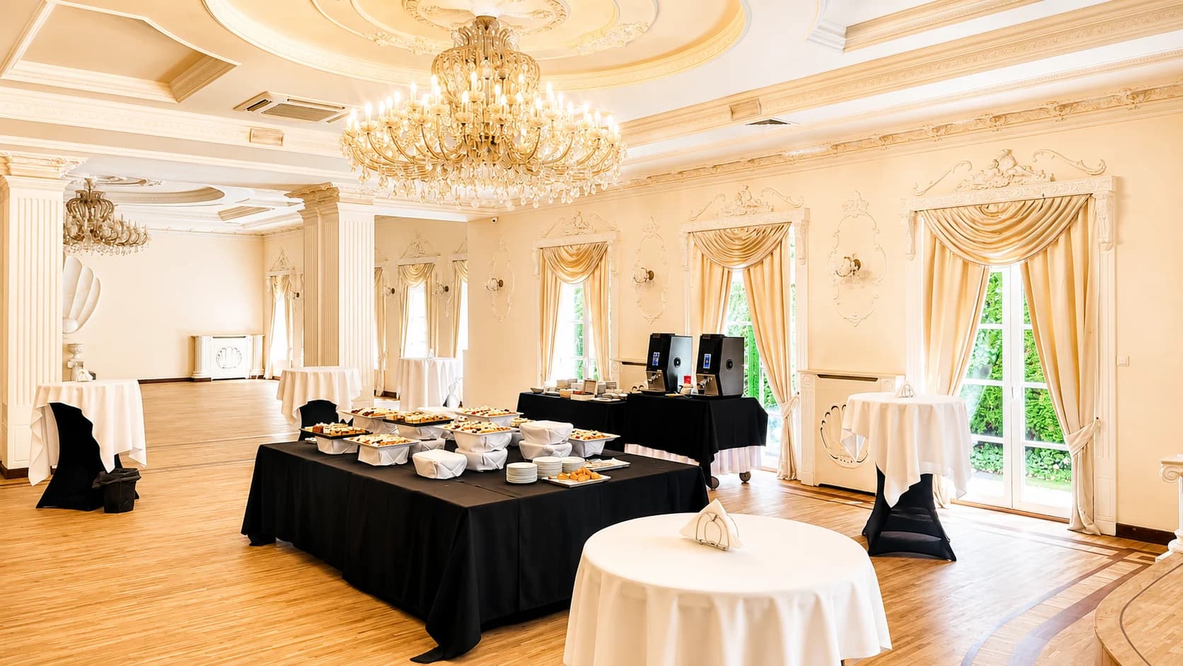 Sala Perłowa przygotowana na przerwę kawową podczas konferencji, z bufetem i stolikami