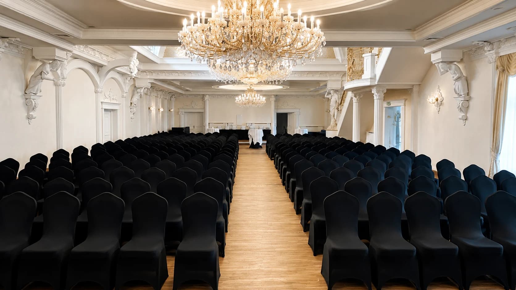Sala Królewska przygotowana na konferencję, z rzędami krzeseł i miejscem dla prelegentów
