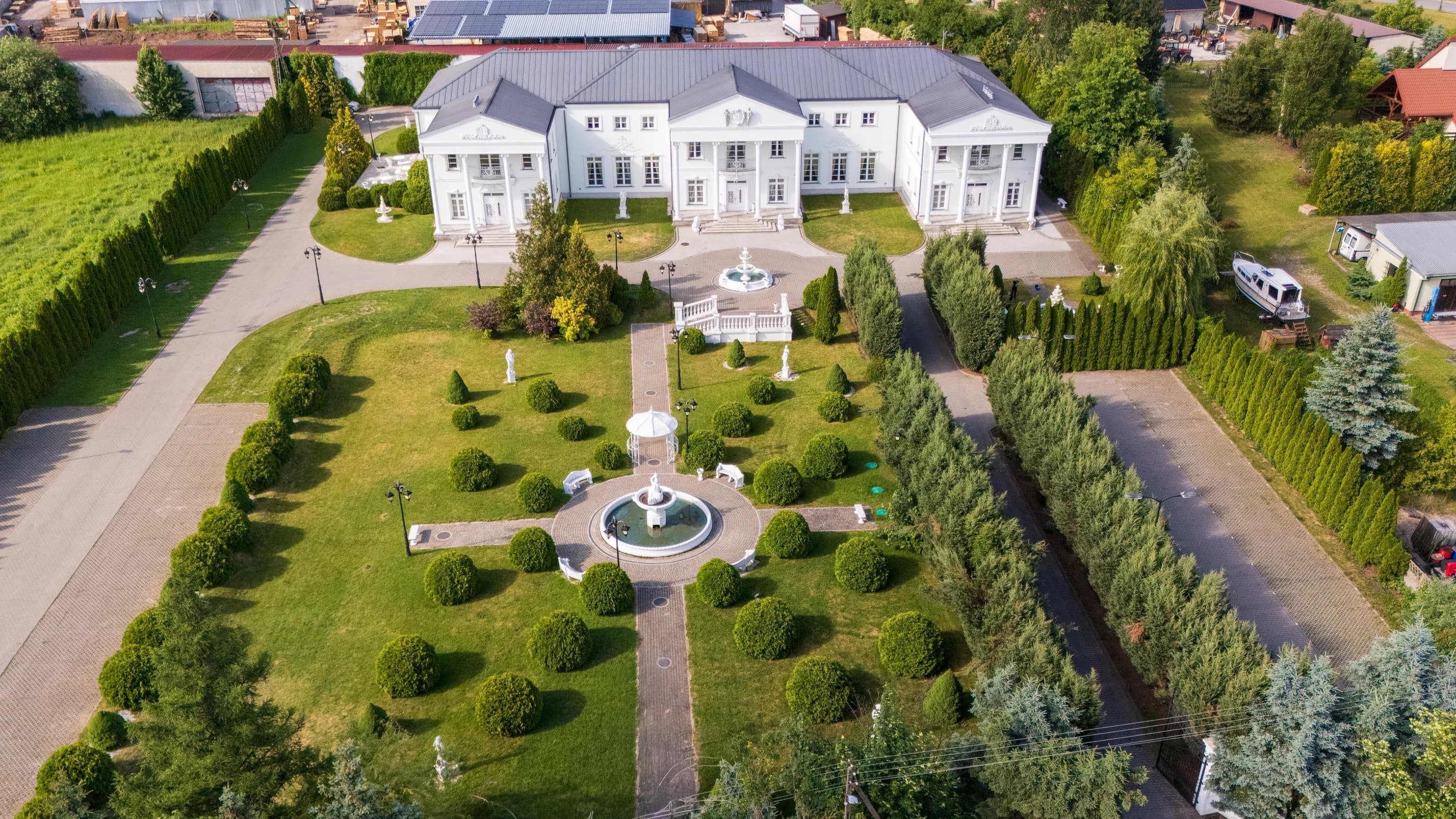 Biały Pałac i ogród z fontannami widziane z drona