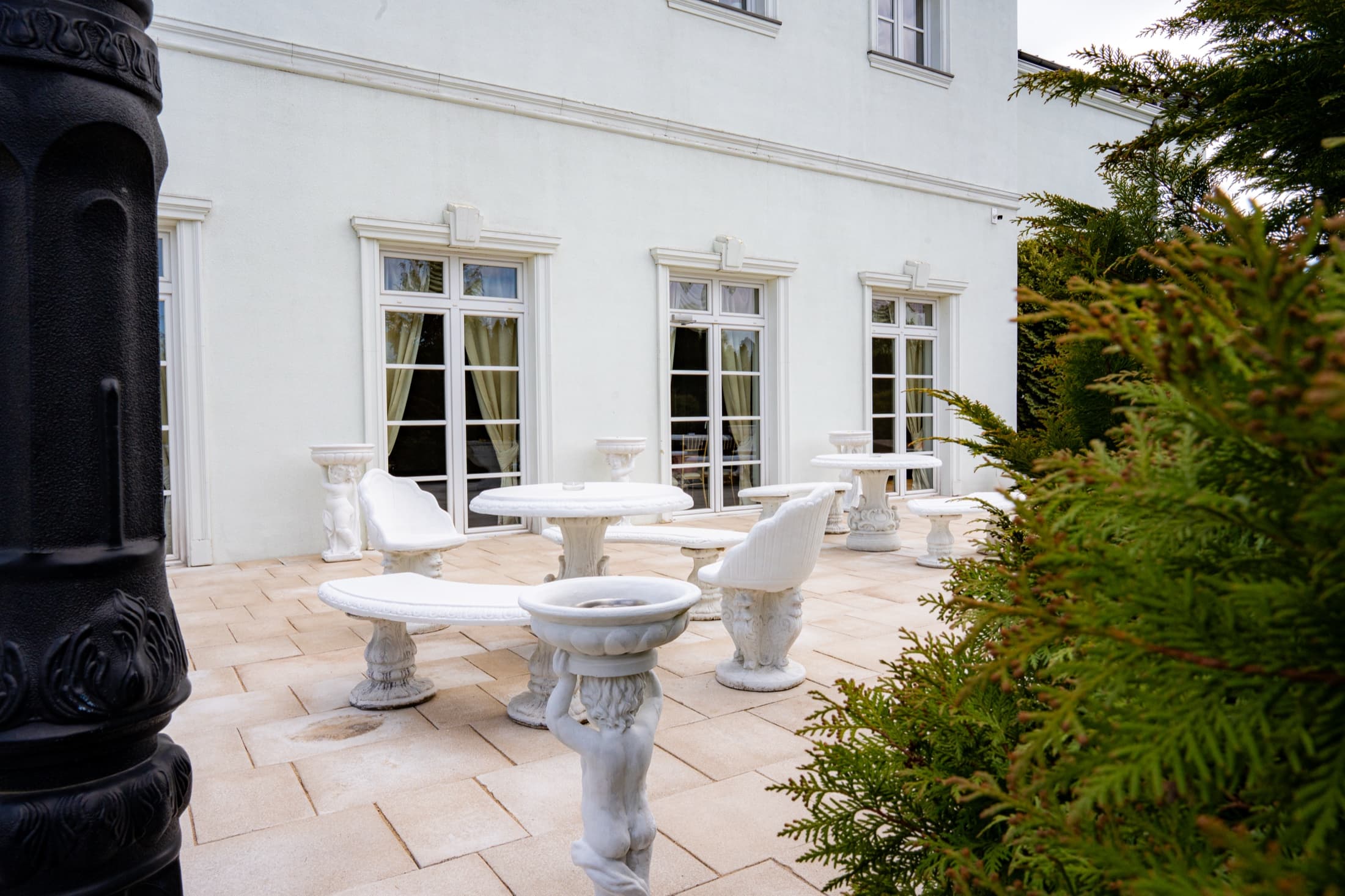 Kameralne patio przy pałacowej elewacji
