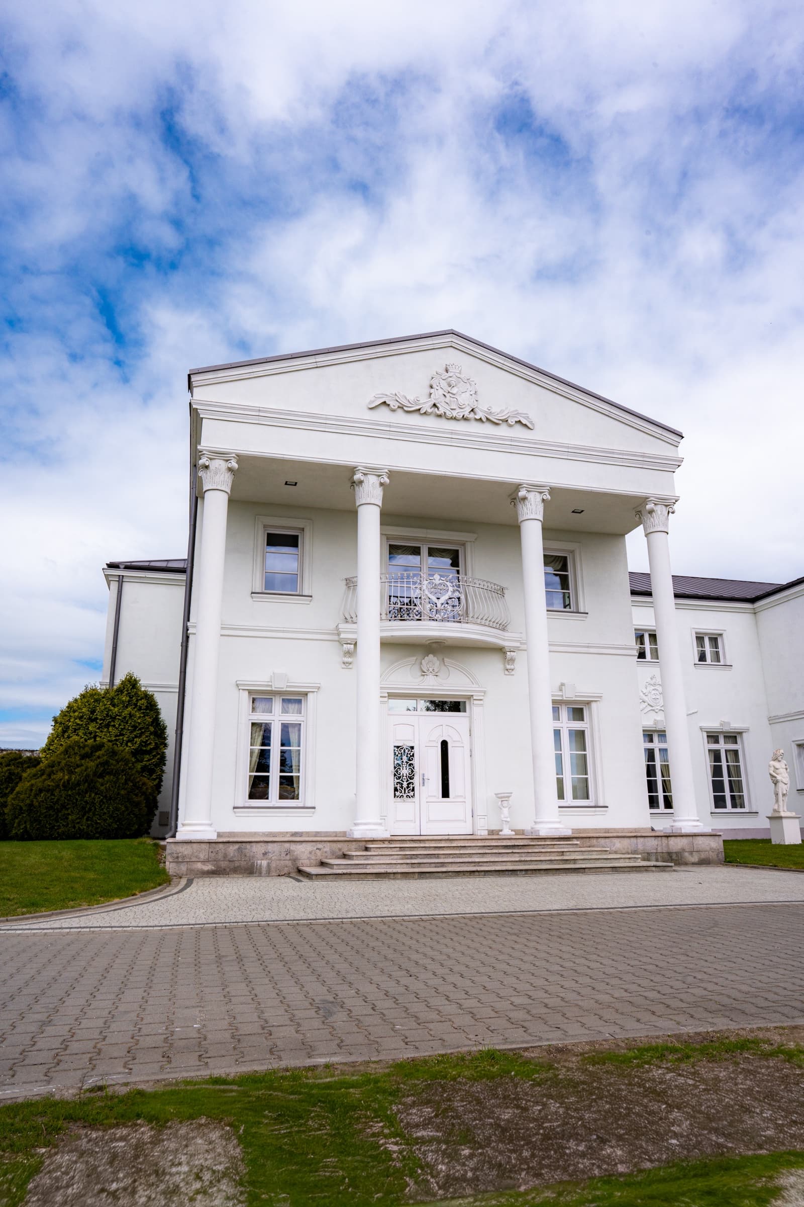 Klasyczny portyk z kolumnami Białego Pałacu
