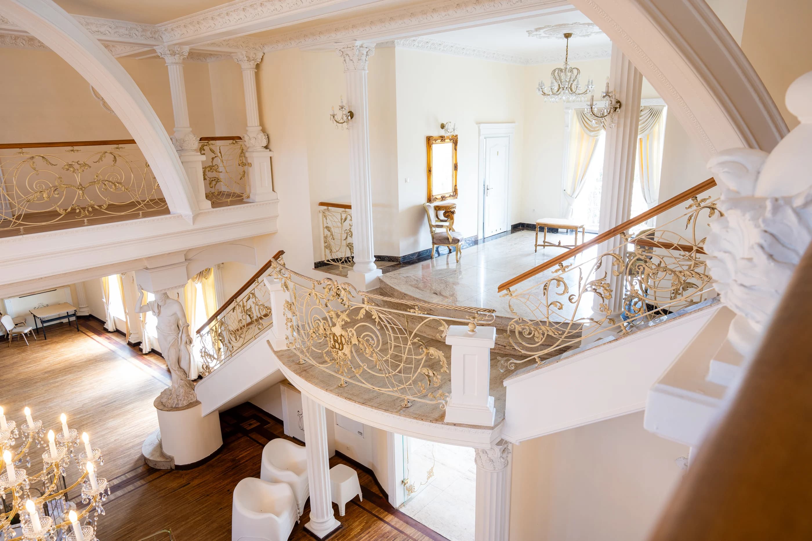 Wewnętrzne balkony Sali Królewskiej ze złotymi balustradami i widokiem na żyrandol