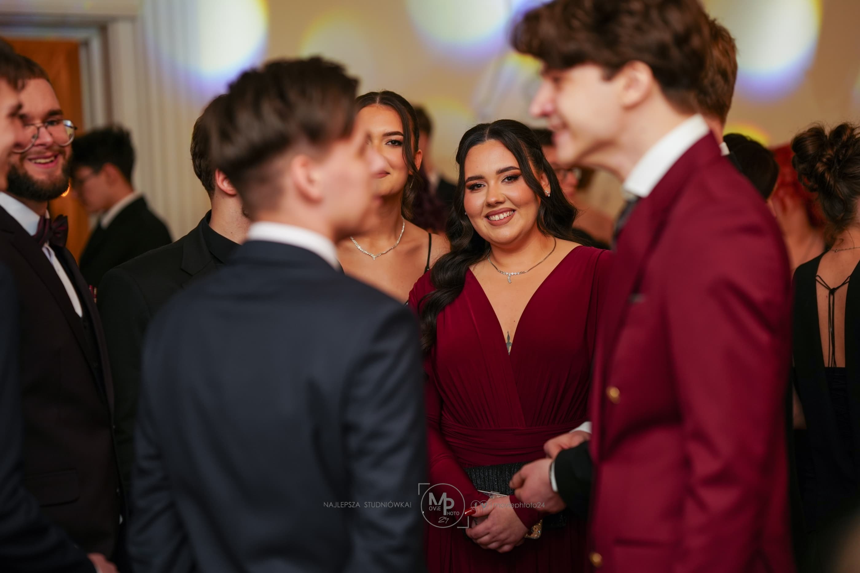 Elegancko ubrani uczestnicy studniówki w sali Białego Pałacu