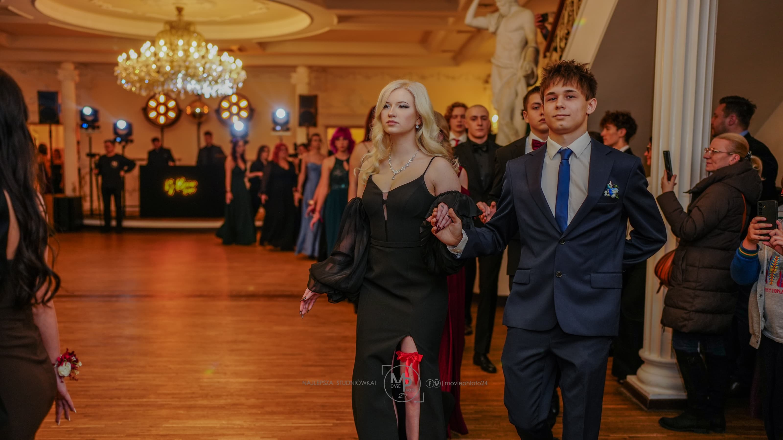 Szeroki kadr poloneza w pałacowej sali