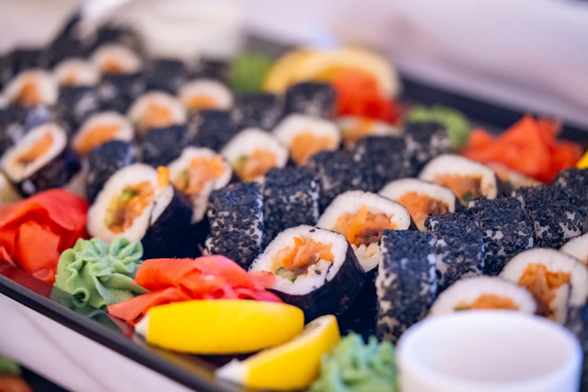 Sushi z dodatkami na półmisku w bufecie